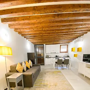 Isa Lovely In Apartment Venedig
